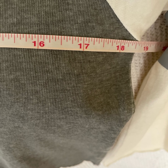 POL Women's Long Sleeve Gray and Cream Shirt Size Small Lint Mark on the Back - Picture 12 of 14